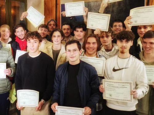 Jeune élève du lycée forestier André Alquier en train de pêcher lors d'une activité de détente un mercredi après-midi, profitant de la nature environnante.