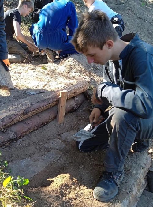 Élèves de 4ème et 3ème du lycée André Alquier en activité pratique en forêt, participant à des travaux liés à la gestion forestière.