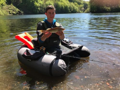 Élève du lycée forestier André Alquier en train de pêcher lors d'une activité de détente un mercredi après-midi, profitant de la nature environnante.