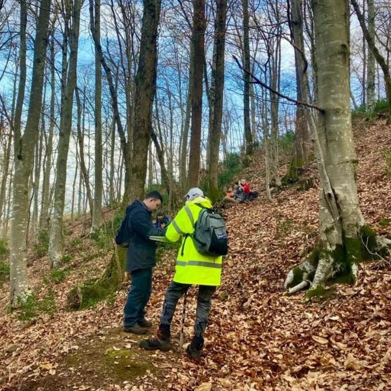 Élèves du lycée forestier André Alquier en stage, appliquant leurs compétences professionnelles en gestion des milieux naturels et forestiers sur le terrain.