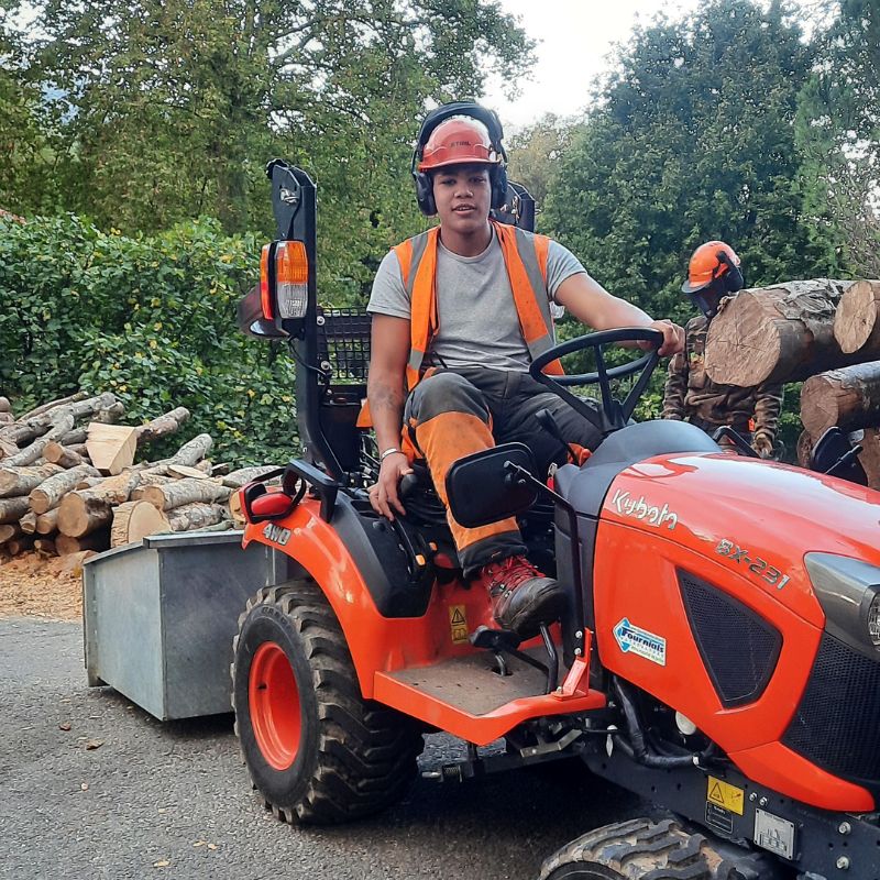 Élève du lycée forestier André Alquier en immersion professionnelle, découvrant les métiers forestiers lors d’un stage en entreprise.