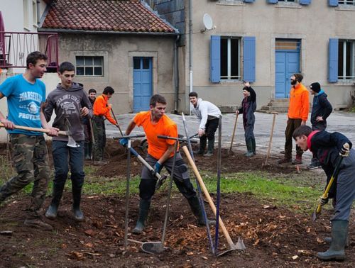 Élèves du lycée forestier André Alquier en travaux pratiques, appliquant des techniques professionnelles en gestion forestière et en environnement naturel.