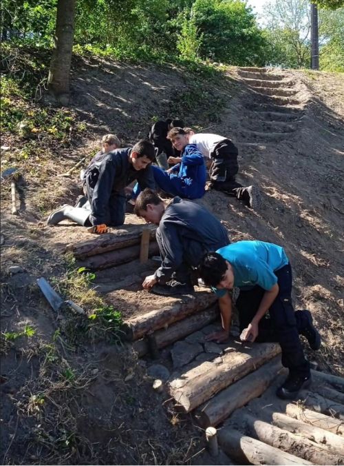 Étudiants du lycée forestier André Alquier en plein exercice pratique en extérieur, découvrant les métiers de la forêt à travers des travaux sur le terrain.