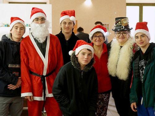 Repas de Noël organisé annuellement au lycée forestier André Alquier, rassemblant élèves et personnel dans une ambiance festive et conviviale.