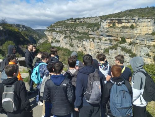 Élèves du lycée forestier André Alquier lors d’une sortie scolaire en nature, explorant des écosystèmes forestiers et enrichissant leurs connaissances sur le terrain.