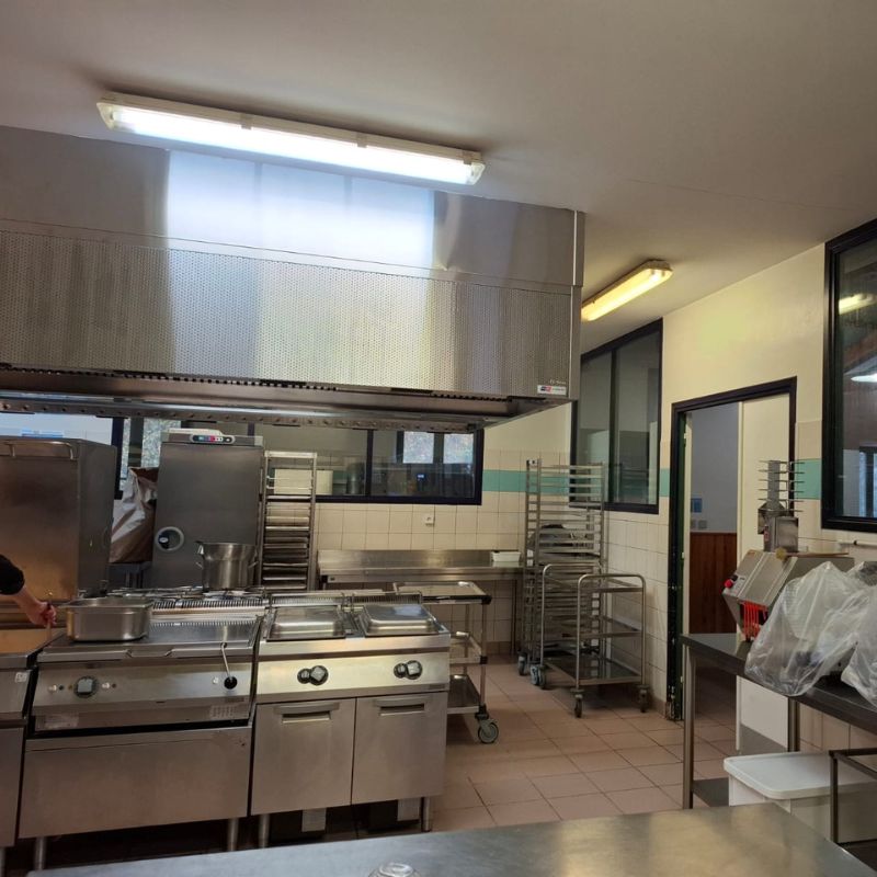 Cuisines du lycée forestier André Alquier, équipées et disponibles à la location, offrant un espace fonctionnel pour la préparation de repas lors d’événements.