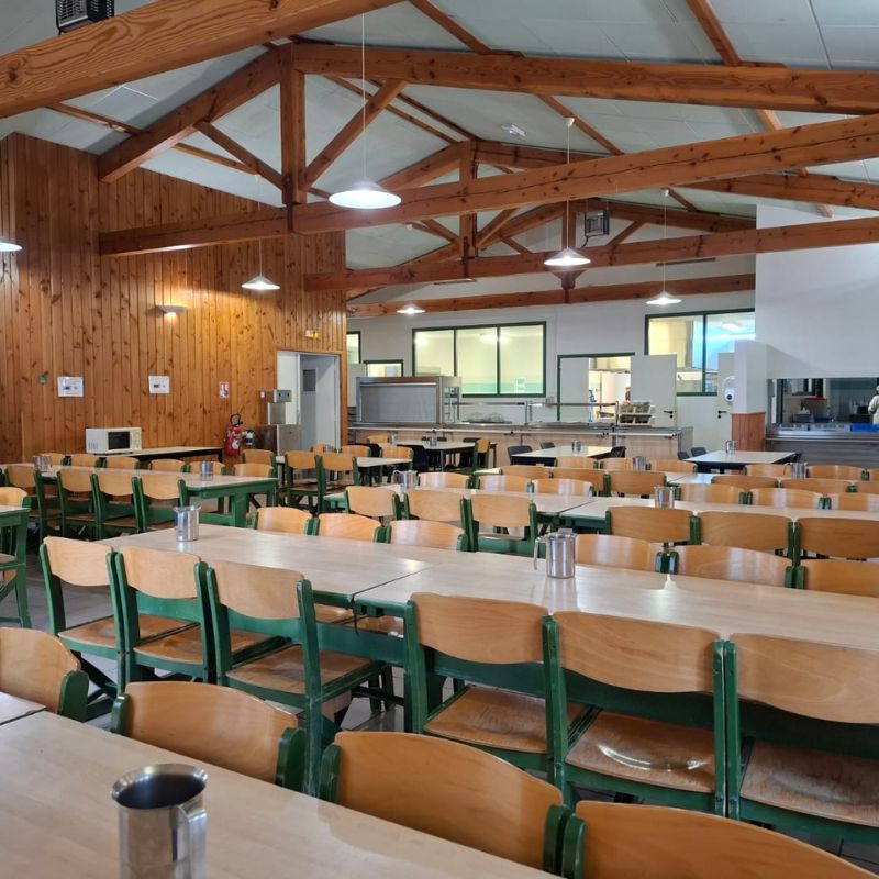 Salle de restauration du lycée forestier André Alquier, disponible pour la location, offrant un espace convivial et spacieux pour les repas et événements.